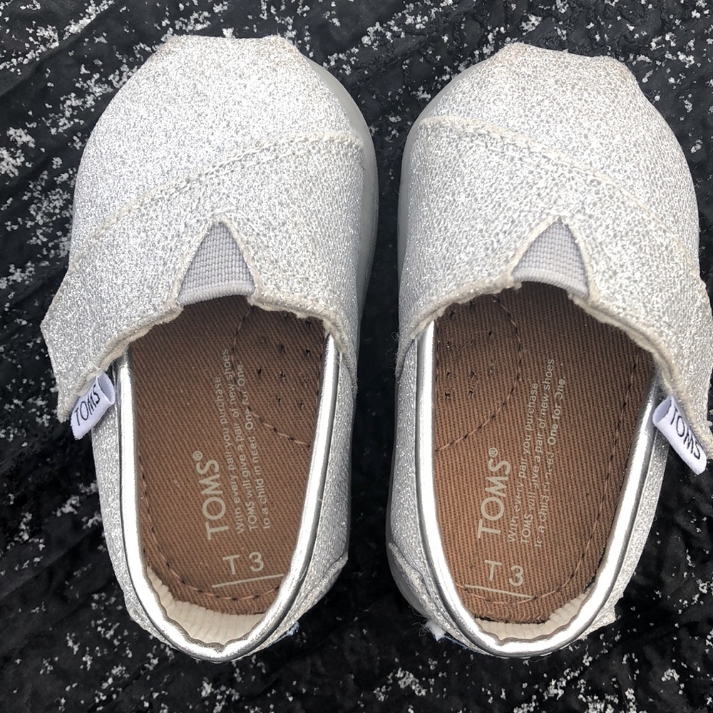 Toms toddler T3, glitter,sparkly silver color. Sparkles are richer in person